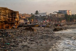 Accra;-Ghana;-Jamestown;-beach;-pirogue;-flags;-James-Fort;-colonial-heritage;-Gold-Coast;-plastic-pollution;-waste;-shoreline;-artisanal-fishing;-fishing-community;-Gulf-of-Guinea;-West-Africa;-historic-district;-documentary-photography;-environmental-photography;-Kaleidos;-Kaleidos-images;-La-parole-à-limage;-Stories-Pictures;-Tarek-Charara